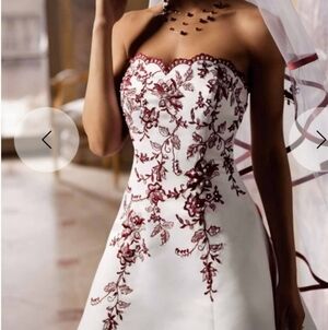 Davids Bridal A-line Gown w/ Beaded Lace and Scalloped Neckline. Size 6